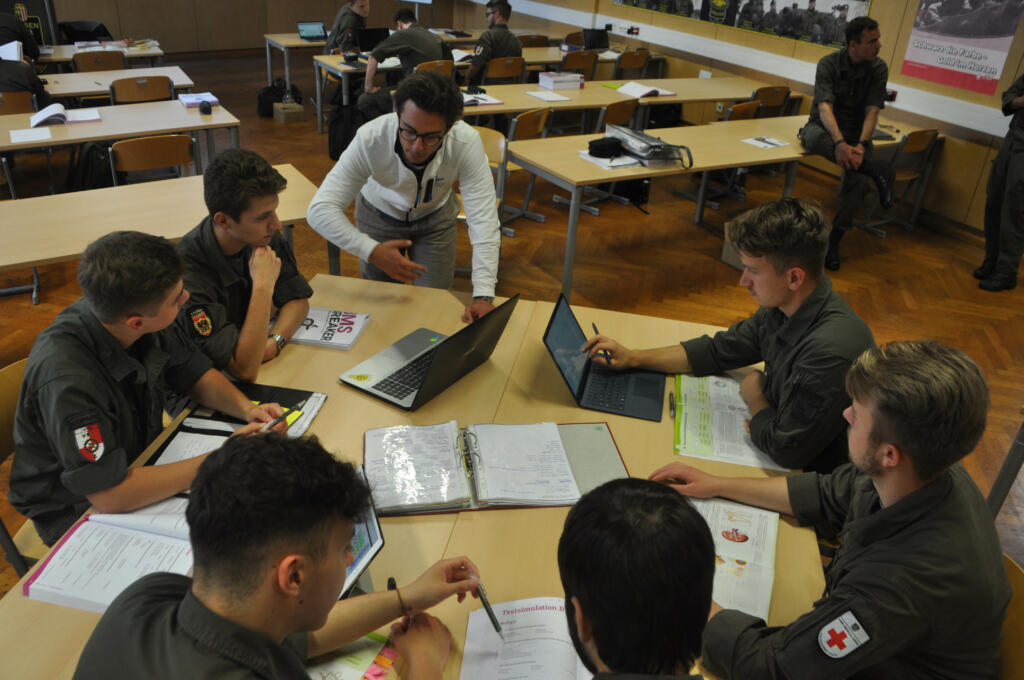 sieben Personen beim Vorbereitungskurs für angehende Militärs-Studenten des ÖBH mit den Unterlagen von MEDBREAKER