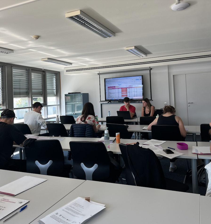 Individuelle Besprechung und Analyse der Testsimulationsergebnisse während des MEDBREAKER Basiskurses.
