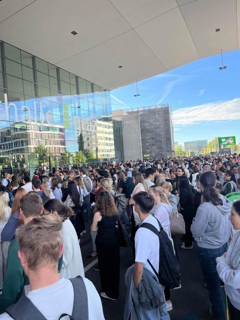 Gedränge vor der Messehalle kurz vorm MedAT