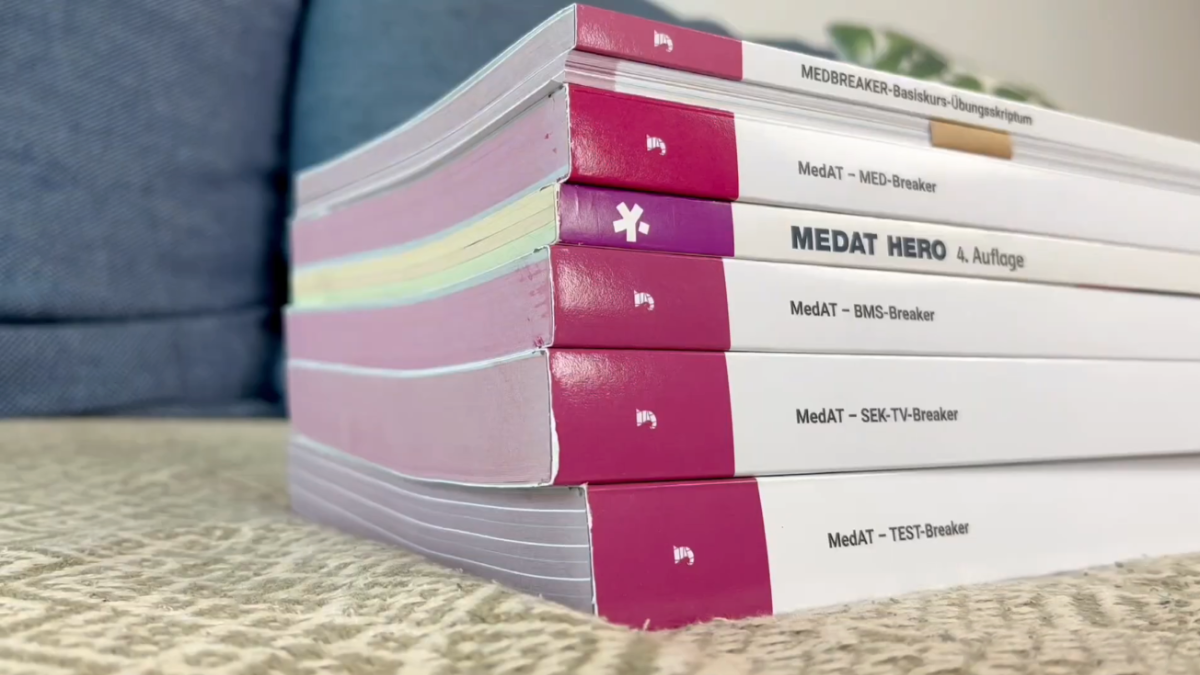 Gestapelter Bücherstapel verschiedener MEDBREAKER-Ausgaben, ideal zur Vorbereitung auf den MedAT, als gebraucht kaufen empfohlen.