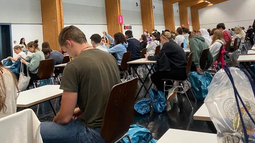 MedAT-Erfahrungsbericht Innsbruck: Teilnehmer bereiten sich auf den Medizinaufnahmetest vor – Blick in den Prüfungsraum