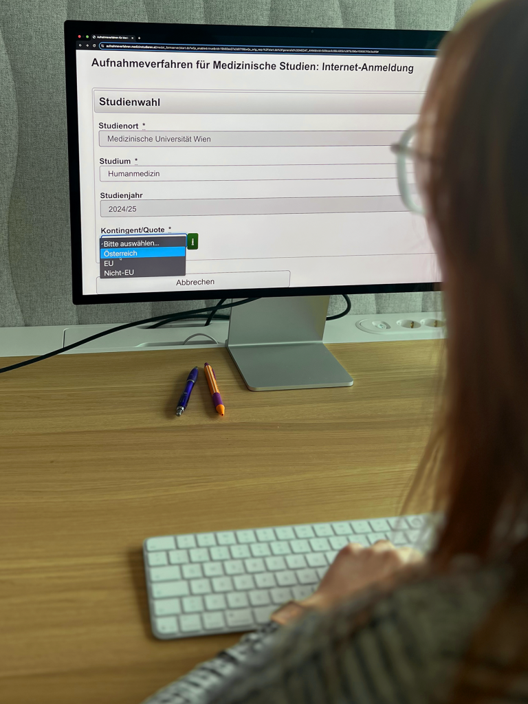 Screenshot eines Online-Formulars für die MedAT-Zulassung an der Medizinischen Universität Wien. Das Formular zeigt Auswahlmöglichkeiten für Studienort, Studium, Studienjahr sowie die Kontingentregelung, darunter Optionen für Österreich, EU und Nicht-EU.