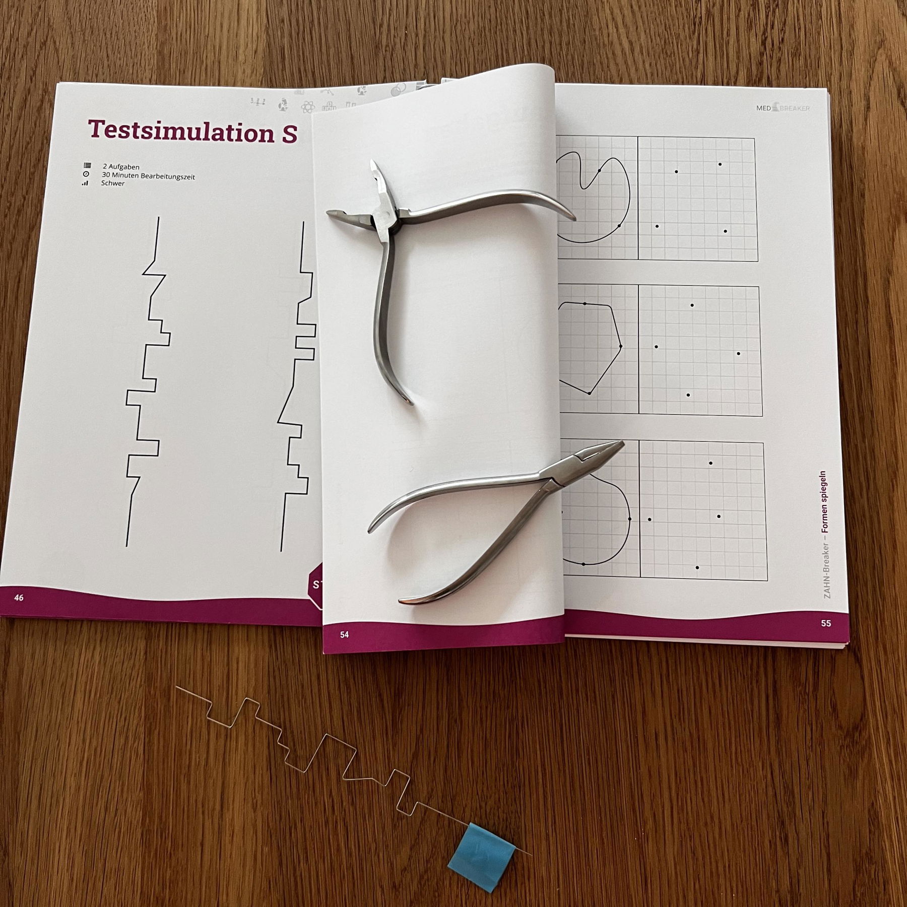 ZAHN-Breaker Kursbuch mit 2 originalen Zangen, einem Draht als Beispiel und Übungen im Buch zu sehen